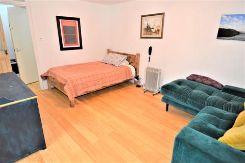 Studio to rent, Moreton Street, London SW1V