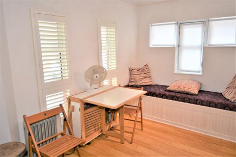 Studio to rent, Moreton Street, London SW1V