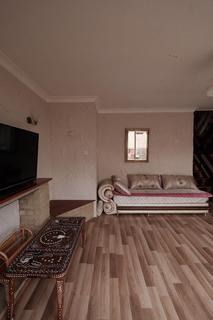 5 bedroom terraced house to rent, Park Road, Stanwell, Staines-upon-Thames