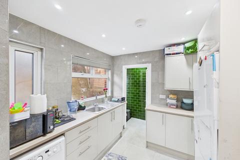3 bedroom terraced house to rent, Coxmount Road, London, SE7