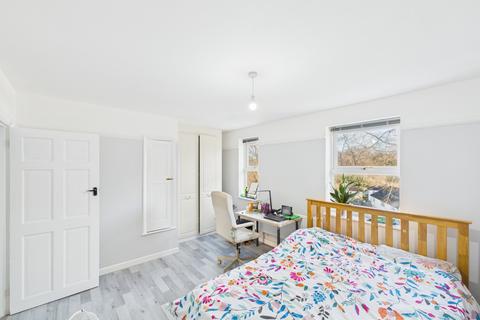 3 bedroom terraced house to rent, Coxmount Road, London, SE7
