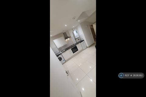Studio to rent, Woodstock Grove, London, W12