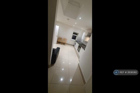 Studio to rent, Woodstock Grove, London, W12