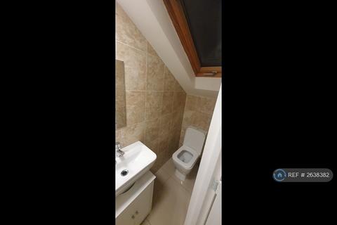 Studio to rent, Woodstock Grove, London, W12