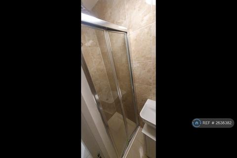 Studio to rent, Woodstock Grove, London, W12