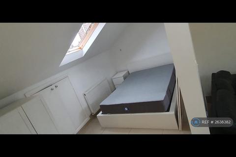 Studio to rent, Woodstock Grove, London, W12