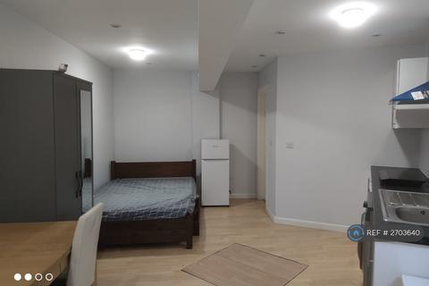 Studio to rent, Hanover Avenue, Feltham, TW13