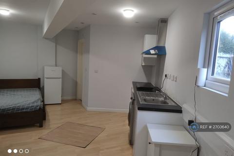 Studio to rent, Hanover Avenue, Feltham, TW13