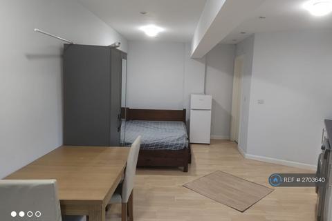 Studio to rent, Hanover Avenue, Feltham, TW13