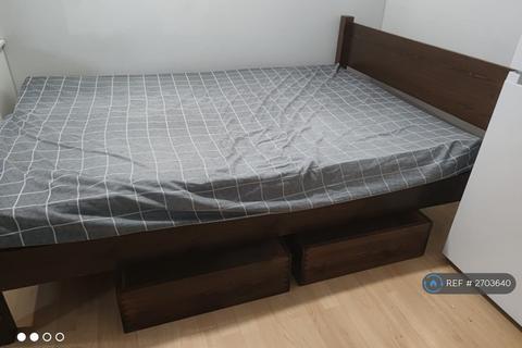 Studio to rent, Hanover Avenue, Feltham, TW13