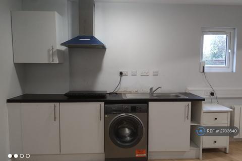 Studio to rent, Hanover Avenue, Feltham, TW13