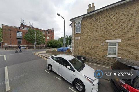 4 bedroom flat to rent, Ilford, Essex, IG1