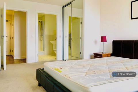 1 bedroom in a flat share to rent, Moro Apartments, London, E14