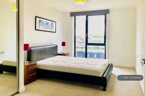 1 bedroom in a flat share to rent, Moro Apartments, London, E14