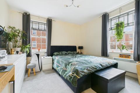 1 bedroom flat for sale, Knowle Avenue, PO17 5FS