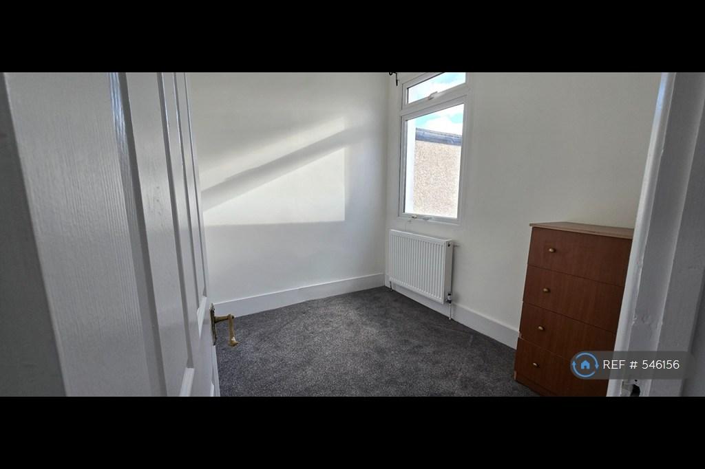 Middle Bedroom