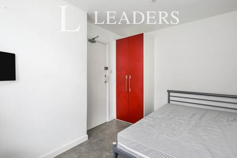 4 bedroom terraced house to rent, Mellard Street, ST5