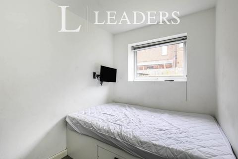 4 bedroom terraced house to rent, Mellard Street, ST5