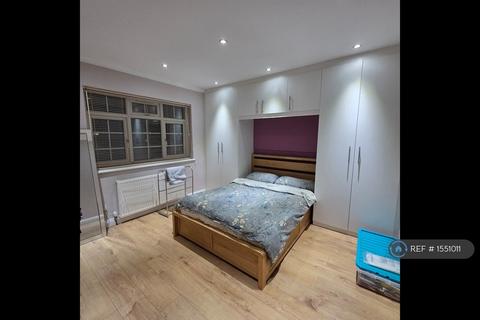 undefined, Chestnut Close, Hayes, UB3