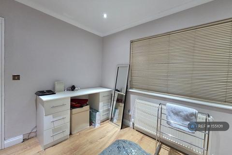 undefined, Chestnut Close, Hayes, UB3