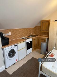 Studio to rent, Fulham Palace Road, London, W6
