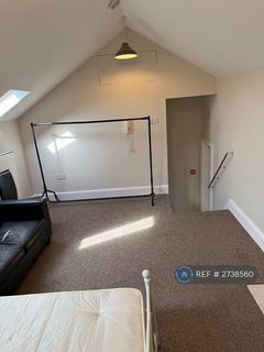 Studio to rent, Fulham Palace Road, London, W6