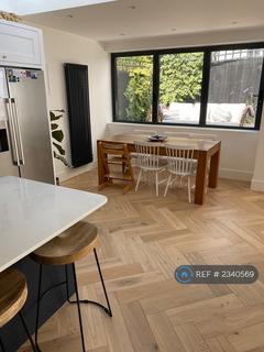 3 bedroom semi-detached house to rent, Kingslyn Crescent, London, SE19