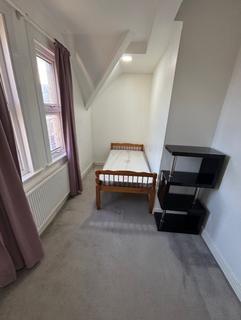3 bedroom flat to rent, Horn Lane, London W3