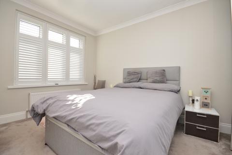 1 bedroom in a house share to rent, Ashley Avenue, Ilford, IG6 2JF