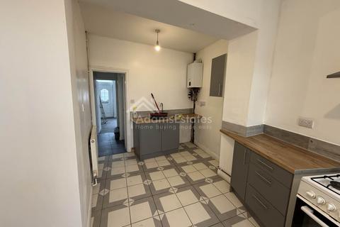 2 bedroom terraced house to rent, Warren Street, Dewsbury
