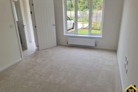 3 bedroom semi-detached house to rent, Toadmoor Drive, Burton on trent, United Kingdom, DE15