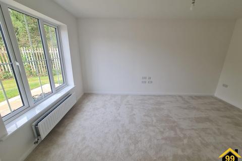3 bedroom semi-detached house to rent, Toadmoor Drive, Burton on trent, United Kingdom, DE15