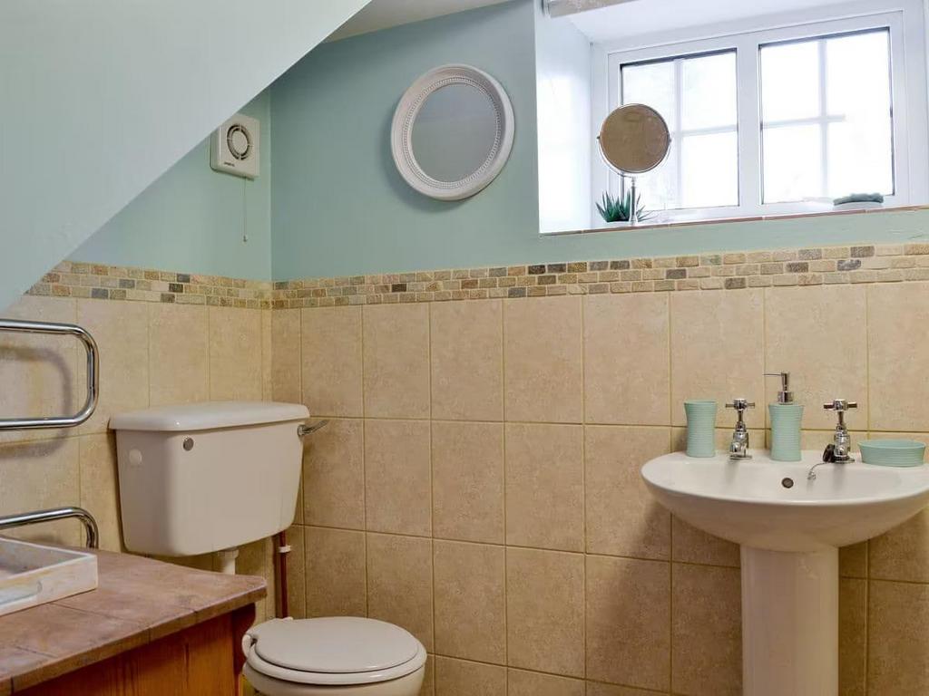 Bathroom 2.jpg