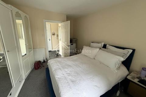 3 bedroom semi-detached house to rent, South Street, Dewsbury