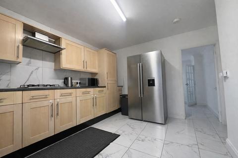 3 bedroom semi-detached house to rent, 3 Bedroom House To Let - HP12