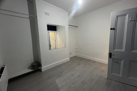 1 bedroom flat to rent, Colless Road, London N15