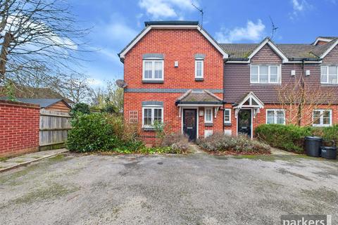 3 bedroom end of terrace house to rent, Mays Close, Reading RG6