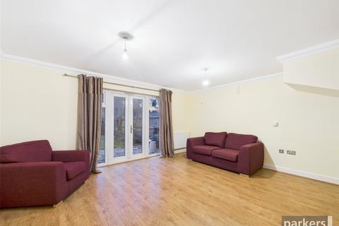 3 bedroom end of terrace house to rent, Mays Close, Reading RG6