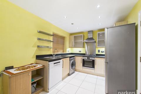3 bedroom end of terrace house to rent, Mays Close, Reading RG6