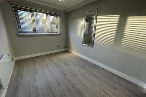2 bedroom ground floor maisonette to rent, New North Road, Ilford IG6