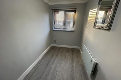 2 bedroom ground floor maisonette to rent, New North Road, Ilford IG6
