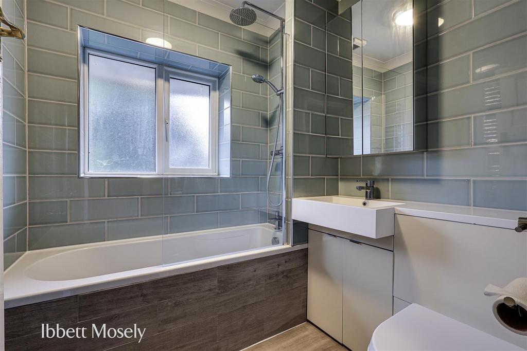 19 Bathroom.jpg