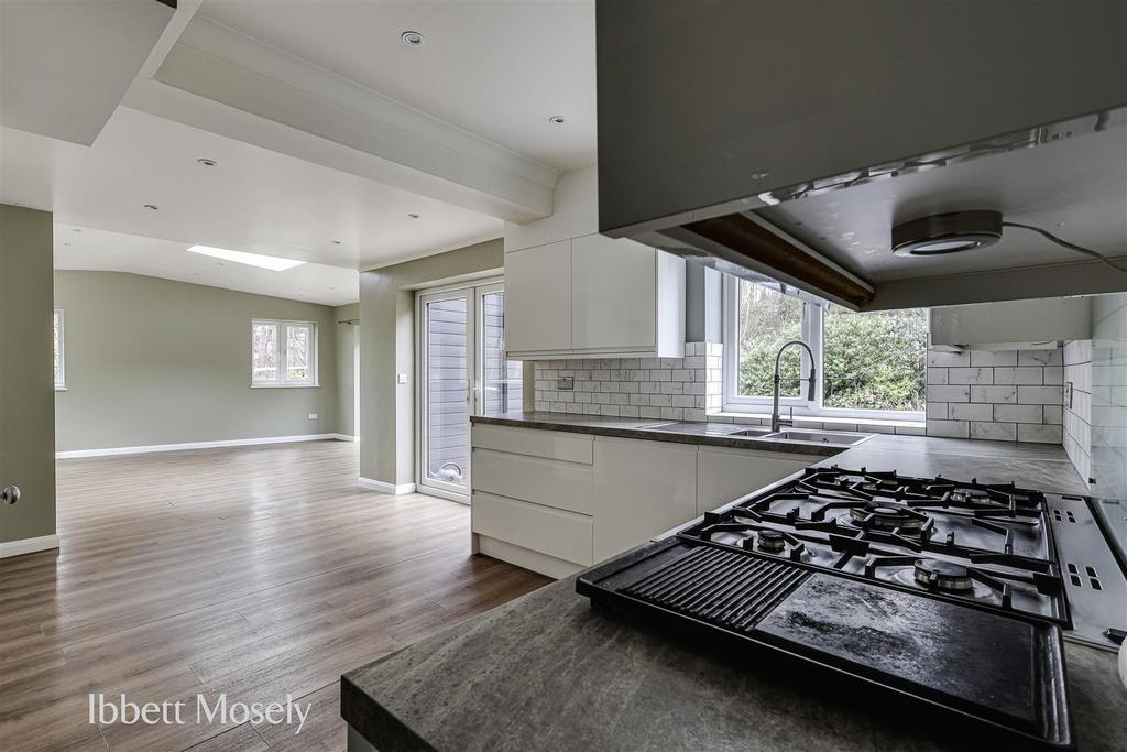 6 Kitchen.jpg