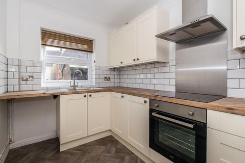 3 bedroom terraced house to rent, Kings Terrace, PO10