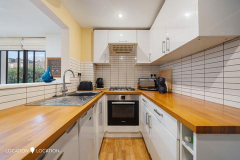 2 bedroom flat for sale, Ark Court, Alkham Road, N16
