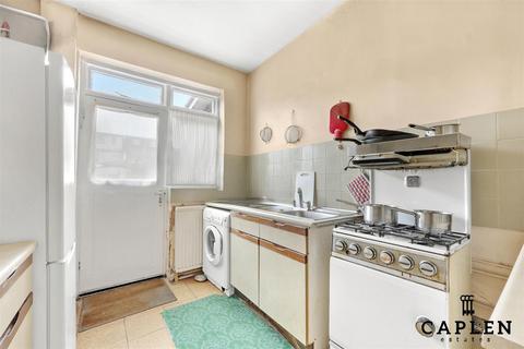 3 bedroom terraced house for sale, Lynton Crescent, Ilford