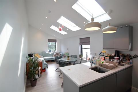 3 bedroom flat to rent, Trundleys Road, London SE8