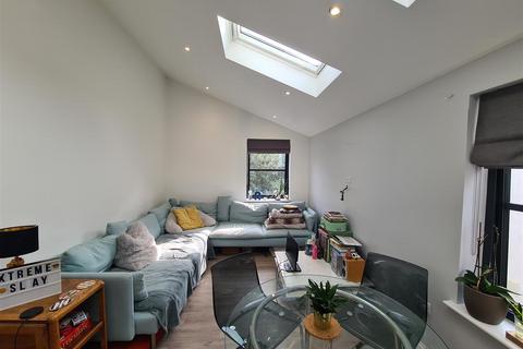 3 bedroom flat to rent, Trundleys Road, London SE8