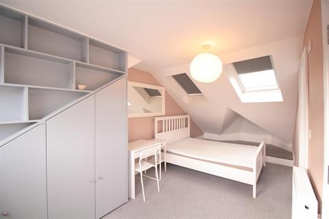 3 bedroom flat to rent, Trundleys Road, London SE8