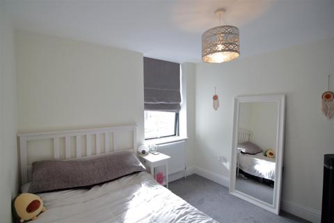 3 bedroom flat to rent, Trundleys Road, London SE8